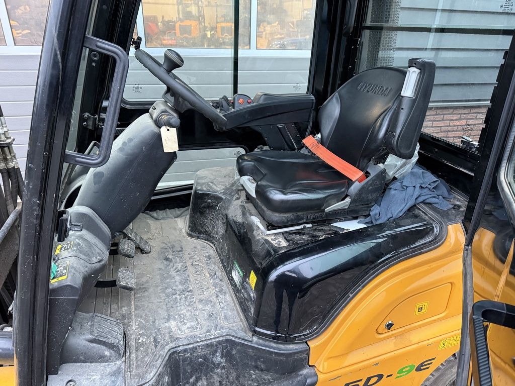 Hyundai 25D-9E 2.5 T diesel heftruck met cabine / vorkenverspreider