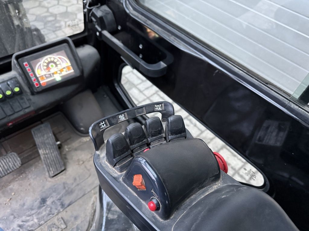 Hyundai 25D-9E 2.5 T diesel heftruck met cabine / vorkenverspreider