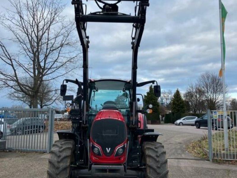Valtra A104 mit Frontlader