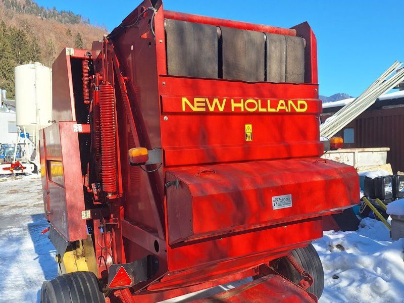 New Holland 644 Variable Gurtenpresse