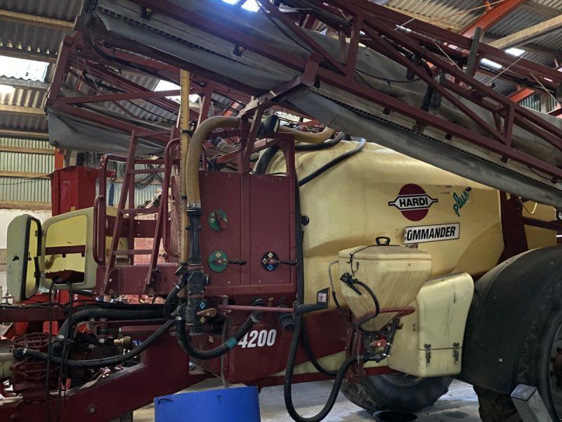 Hardi Commander 4200 med luft. Sprøjten er synes i 2025.