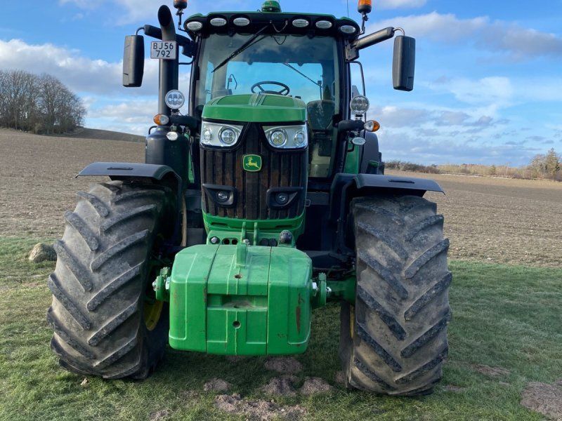 John Deere 6215R