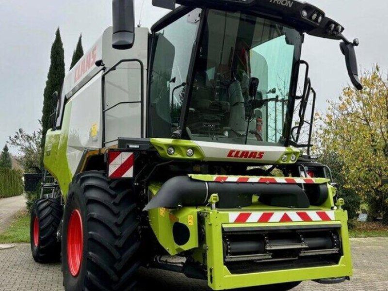 Claas Trion 650 mit Schneidwerk
