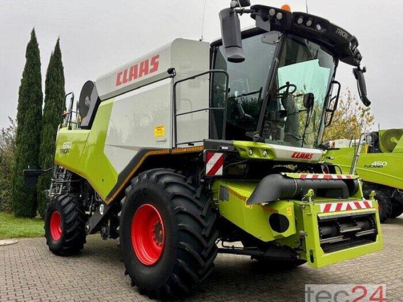 Claas Trion 650 mit Schneidwerk