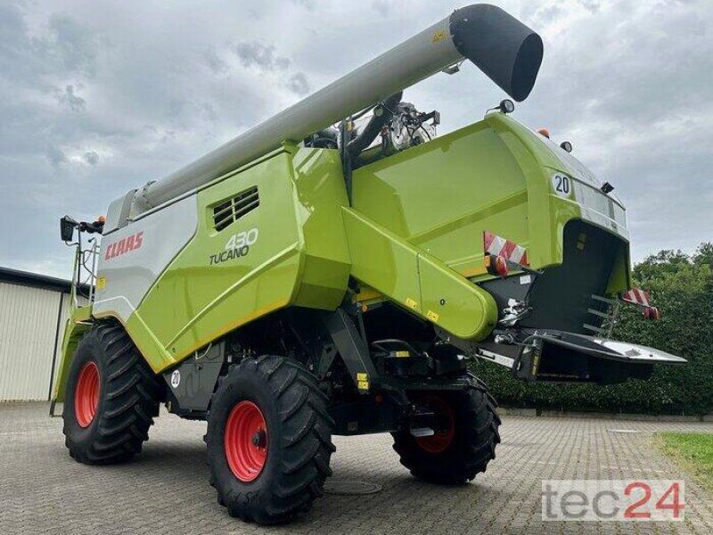 Claas Tucano 430 mit Schneidwerk