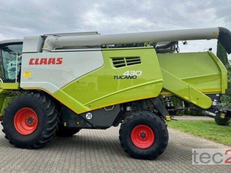 Claas Tucano 430 mit Schneidwerk