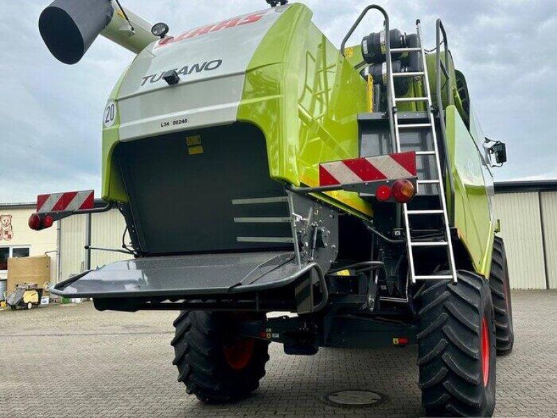 Claas Tucano 430 mit Schneidwerk