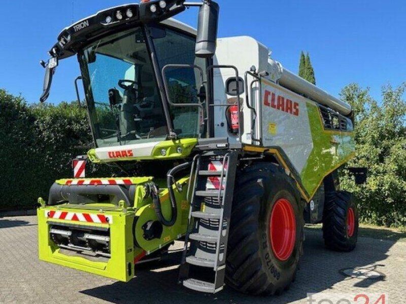 Claas Trion 730 mit Varioschneidwerk