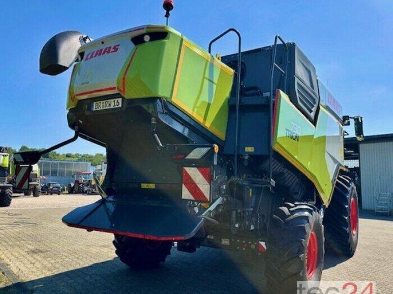 Claas Trion 730 mit Varioschneidwerk