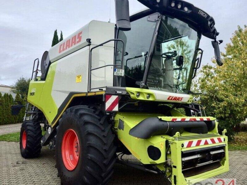 Claas Trion 650 mit Schneidwerk