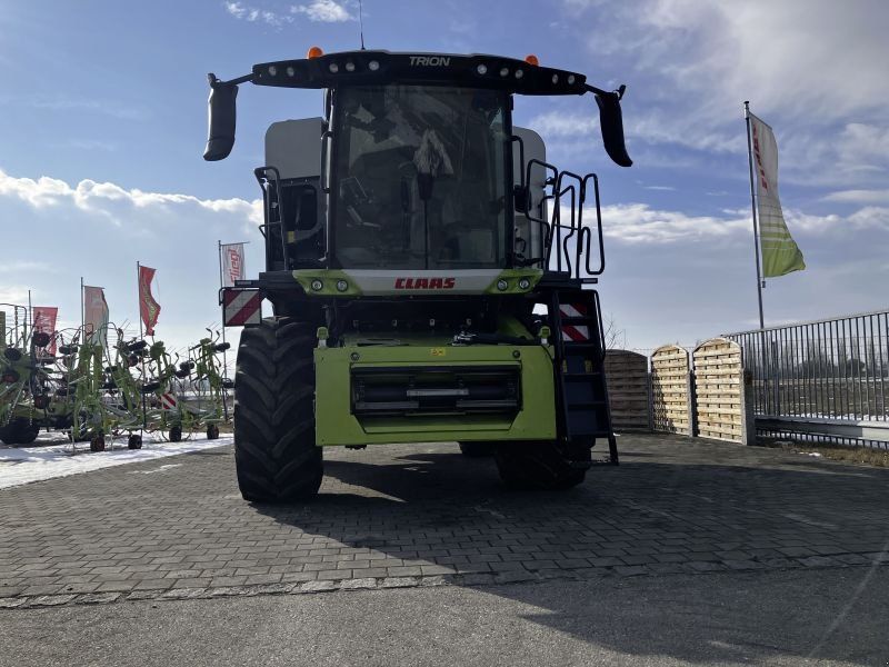 Claas TRION 750 + V770