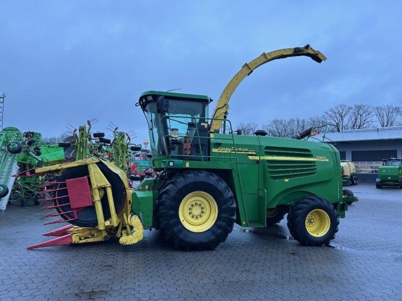 John Deere 7300
