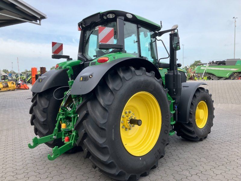 John Deere 6M220