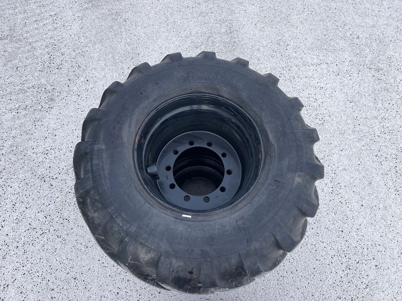 600/50R22,5 Alliance banden op 10 gaats velg