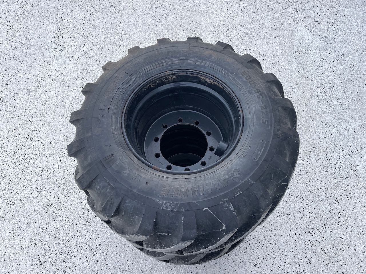 600/50R22,5 Alliance banden op 10 gaats velg