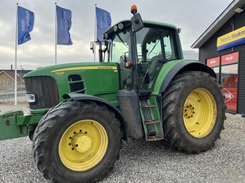 John Deere 7530