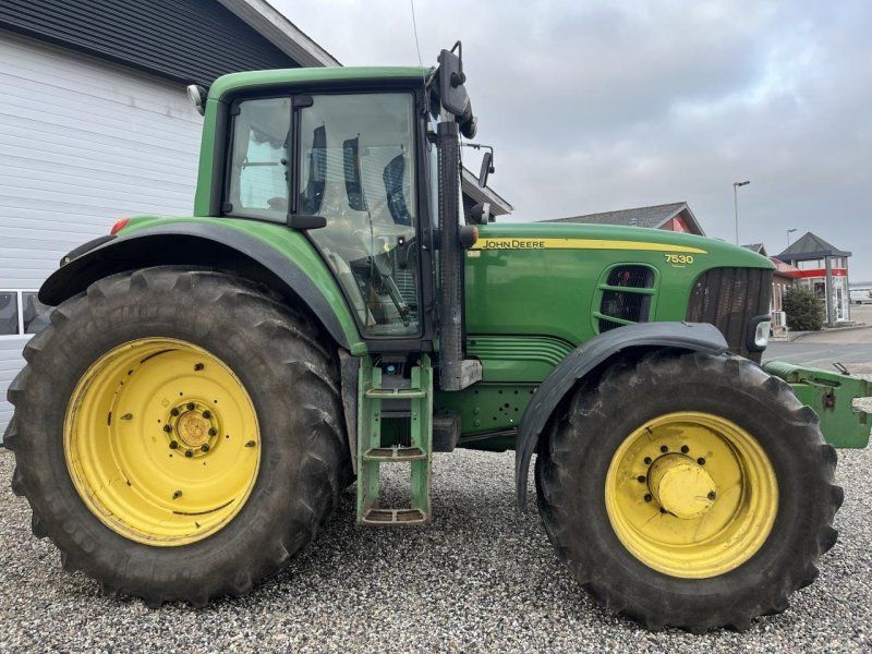 John Deere 7530