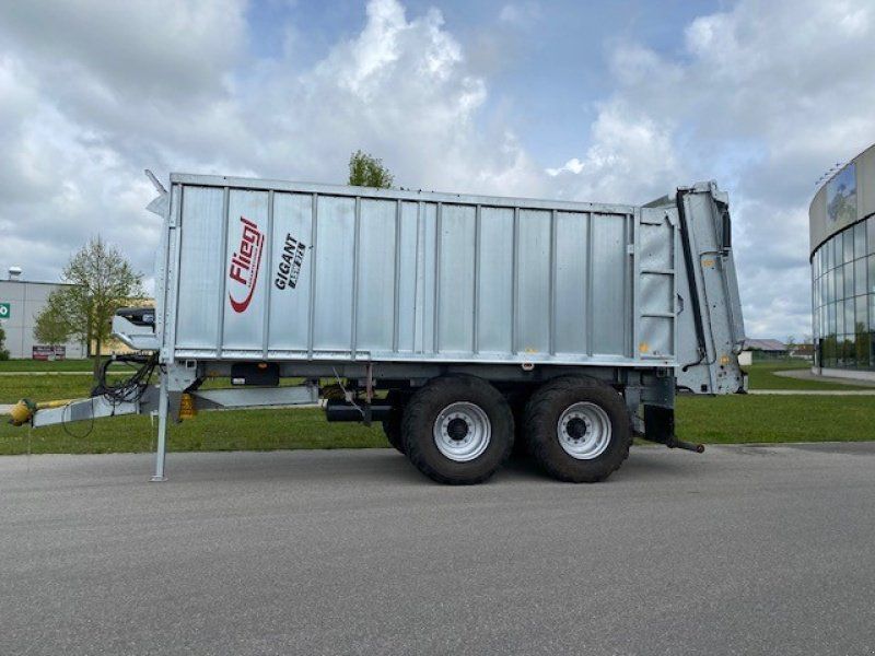 Fliegl Gigant ASW 271 mit Streuwerk V2