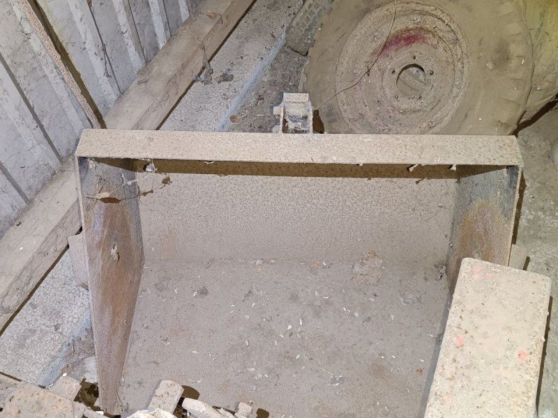 Skovl med gyrobeslag