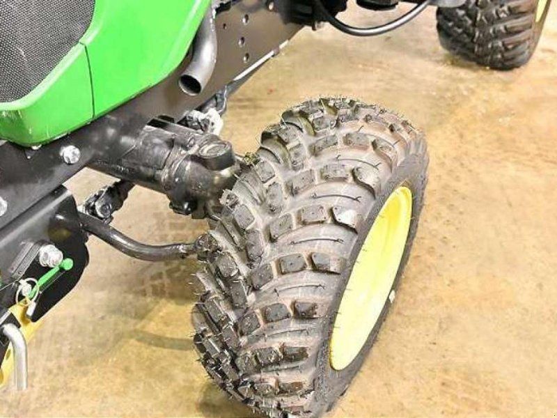 John Deere 1026R TRAKTOR