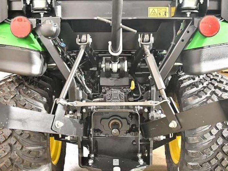 John Deere 1026R TRAKTOR