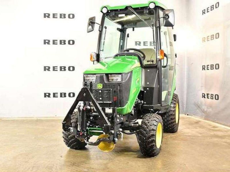 John Deere 1026R TRAKTOR