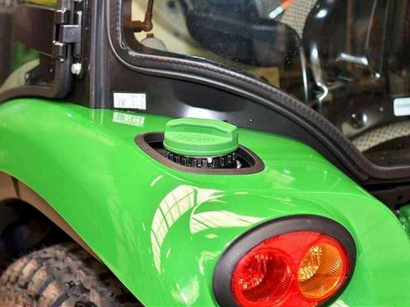 John Deere 3046R TRAKTOR