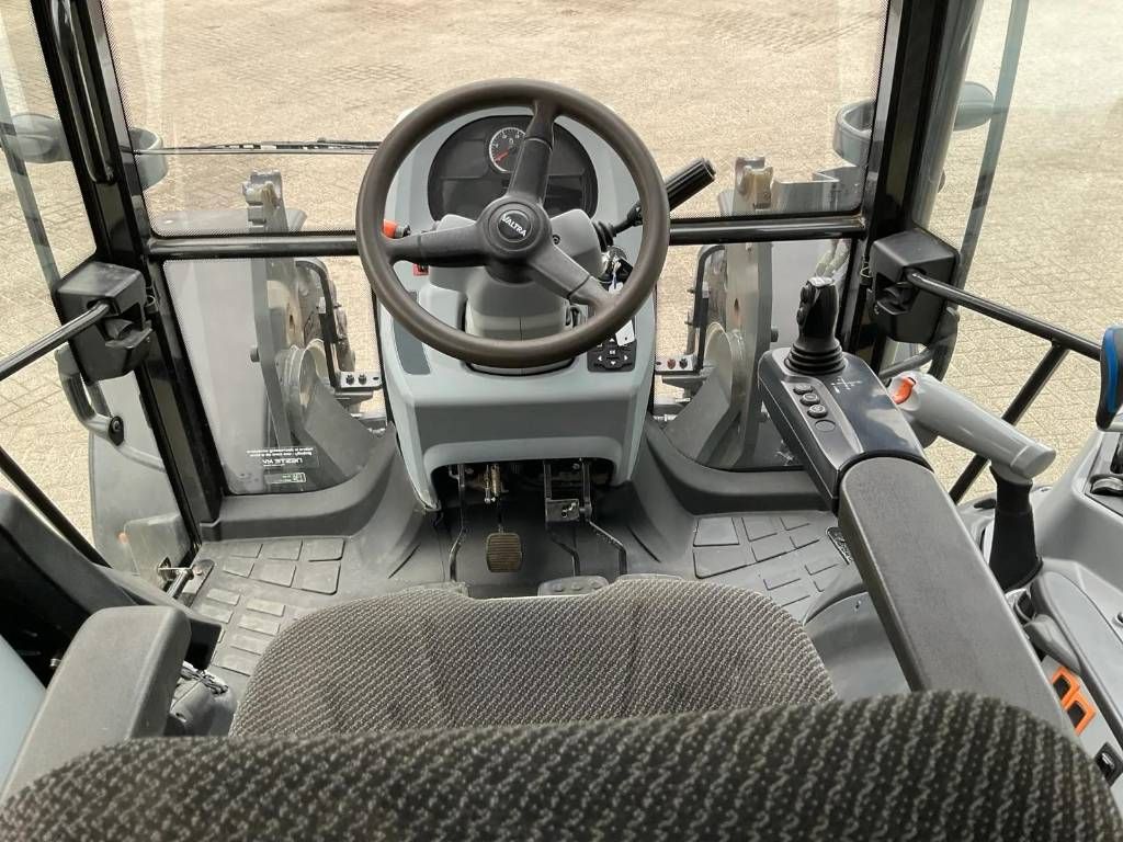 Valtra A104 Hitech 4, Luchtremmen, voorladeraanbouwdelen