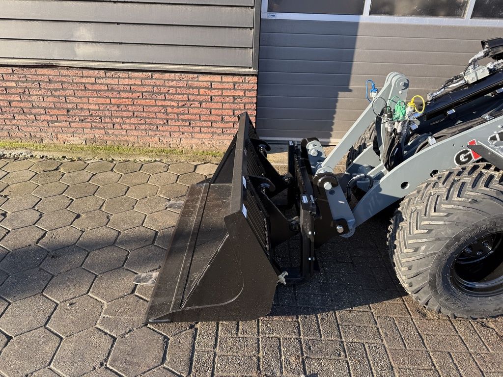 Giant G2700 X-TRA HD+ minishovel (veel opties: pro inching, LED, kogeltrekhaak enz)
