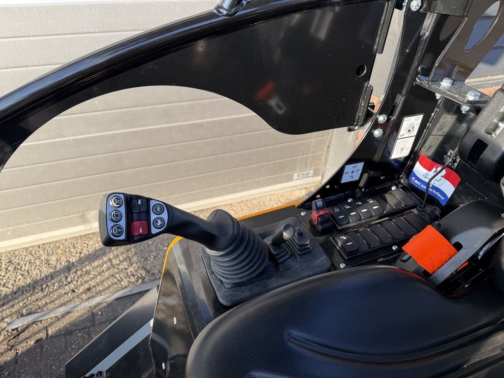 Giant G2700 X-TRA HD+ minishovel (veel opties: pro inching, LED, kogeltrekhaak enz)