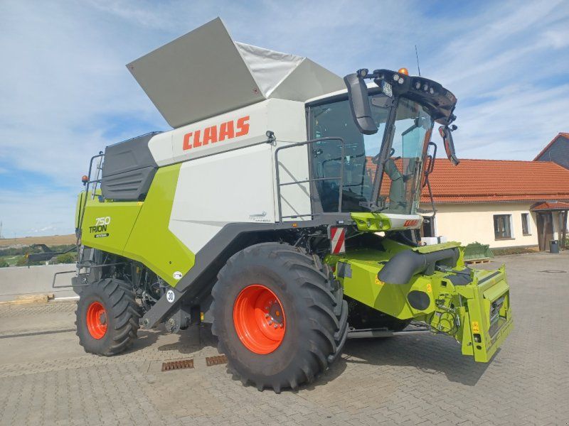 Claas Trion 750 Montana + V 770