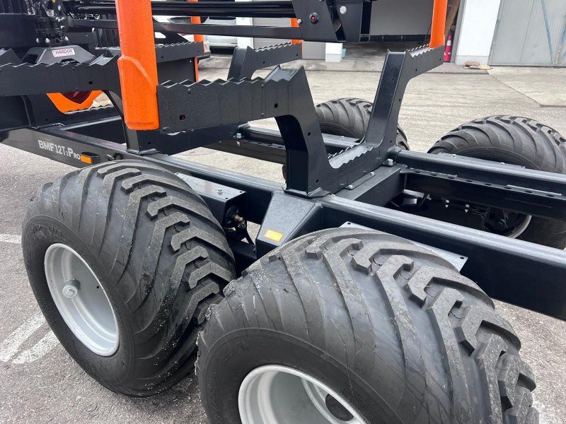 BMF 12T2 mit 850 HP Kran