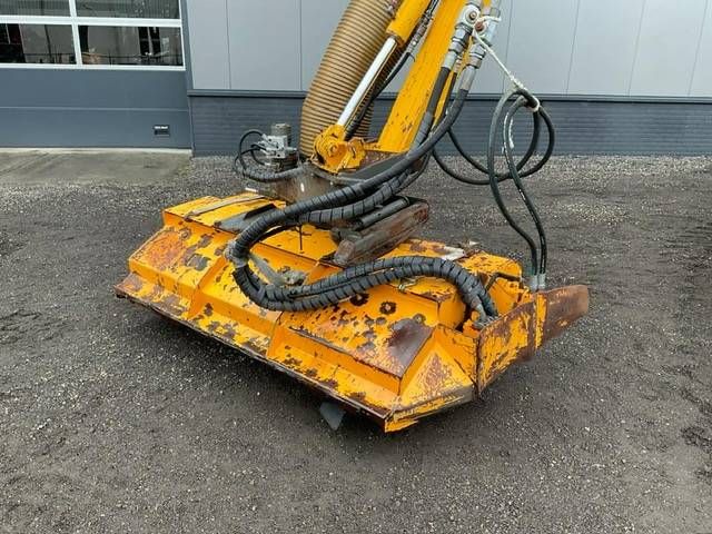 Valtra T182 Direct met maaiarm