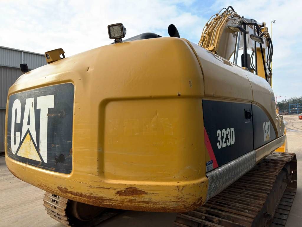 CAT 323D L