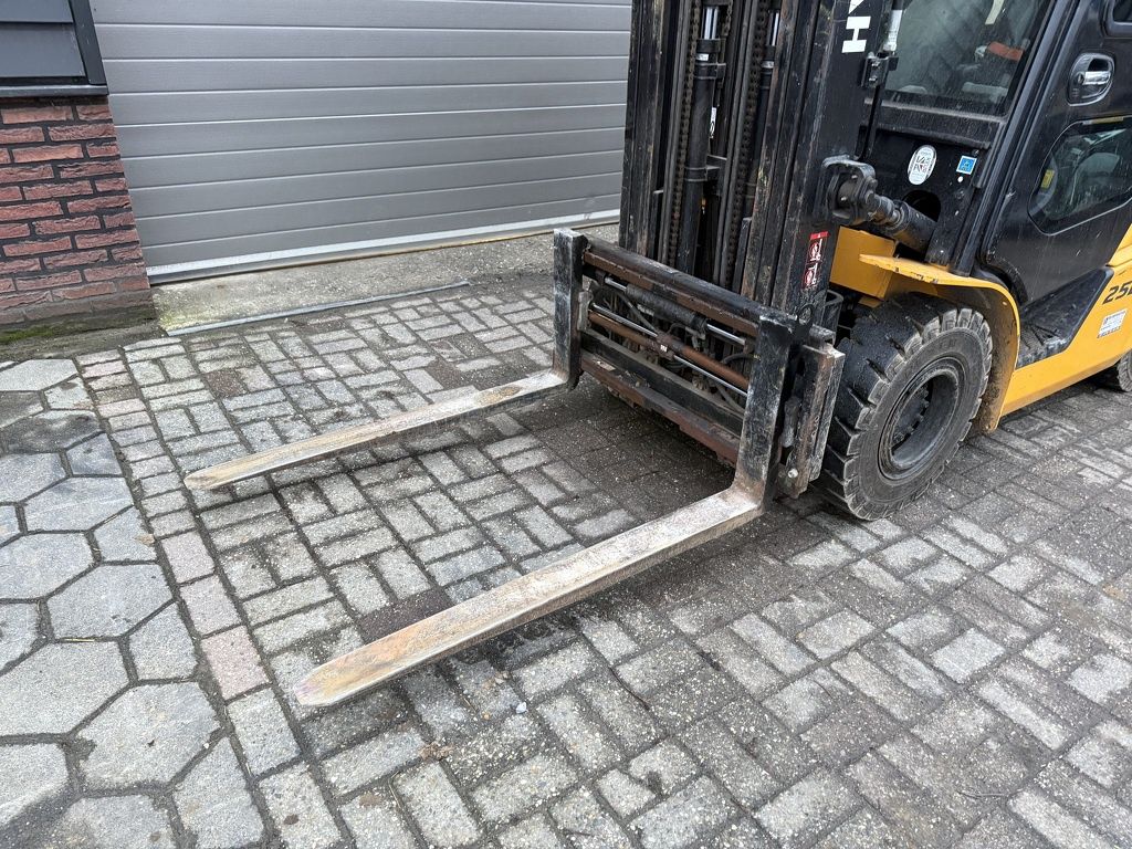 Hyundai TE HUUR Hyundai Heftruck 2.5 T diesel