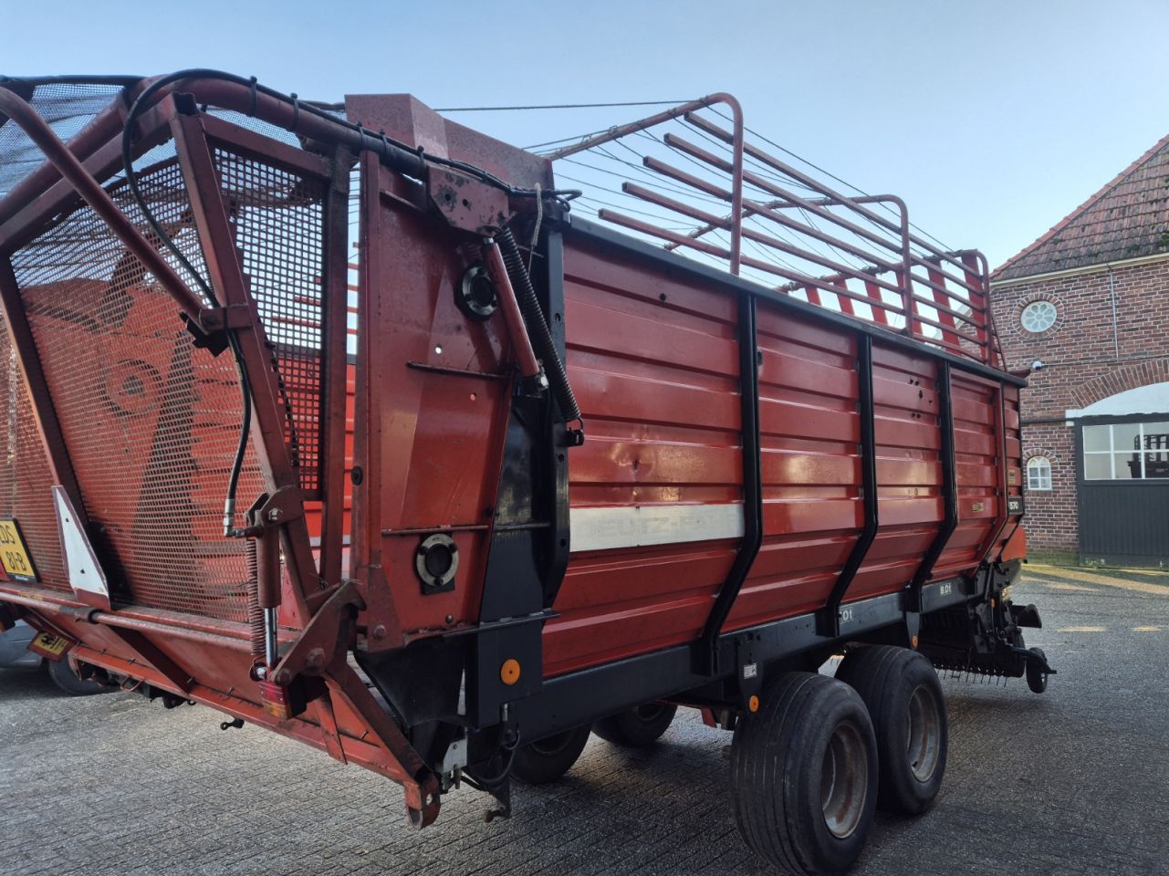 Deutz fahr F 570 opraapwagen stalvoeren ladewagen