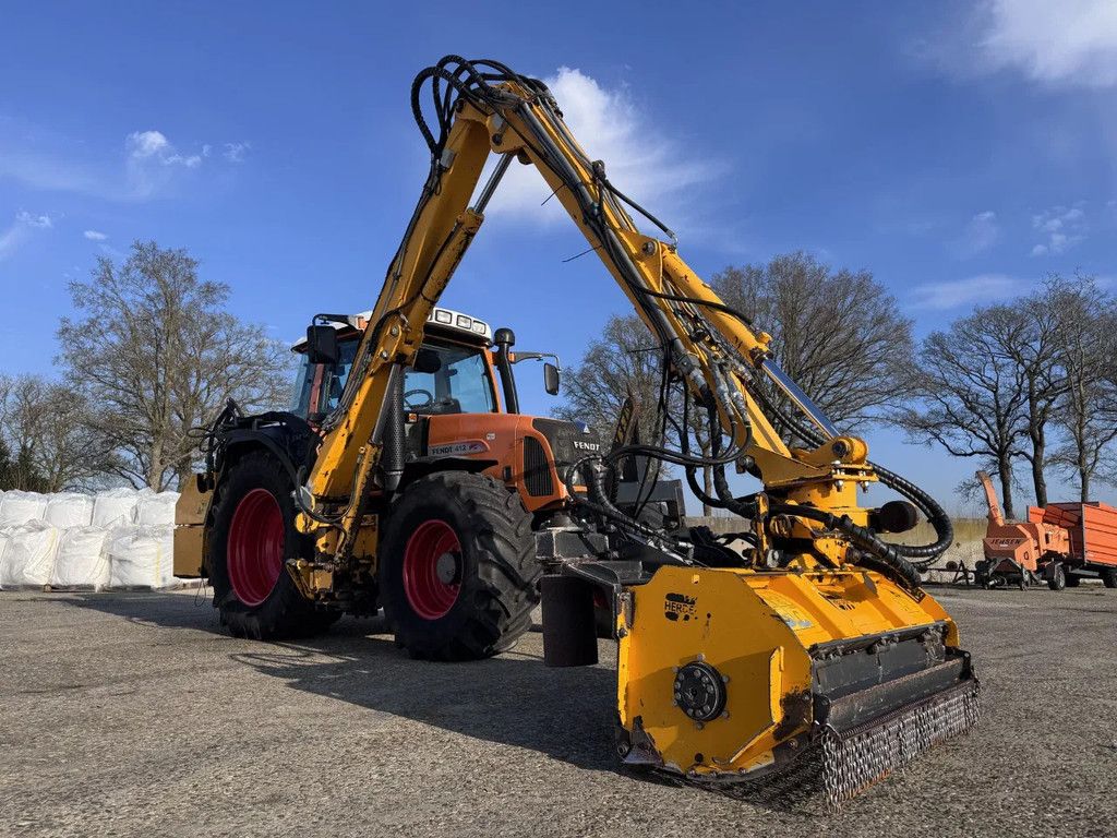 Fendt 412 VARIO met maaiarm HERDER