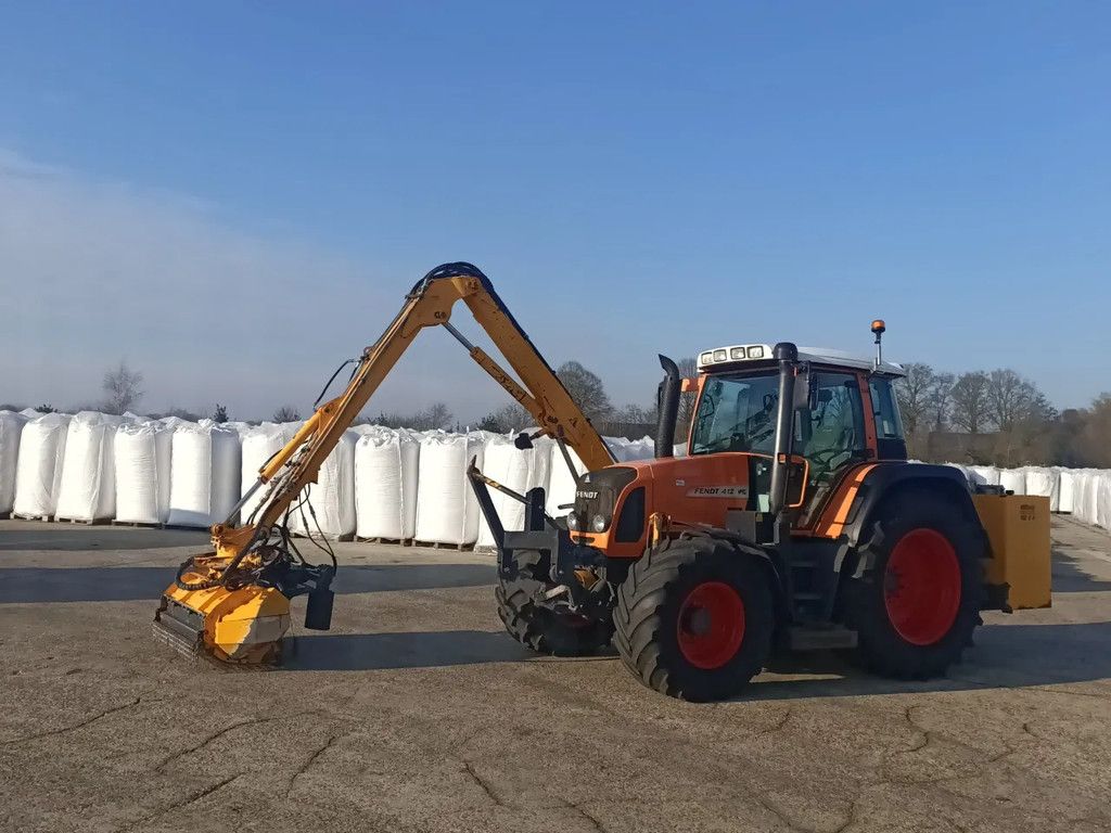 Fendt 412 VARIO met maaiarm HERDER