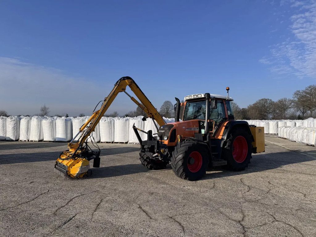 Fendt 412 VARIO met maaiarm HERDER