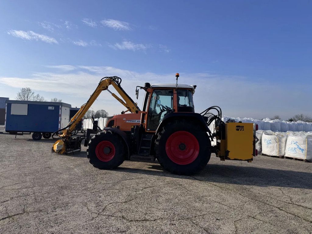 Fendt 412 VARIO met maaiarm HERDER