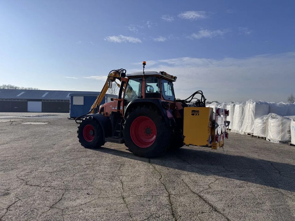 Fendt 412 VARIO met maaiarm HERDER