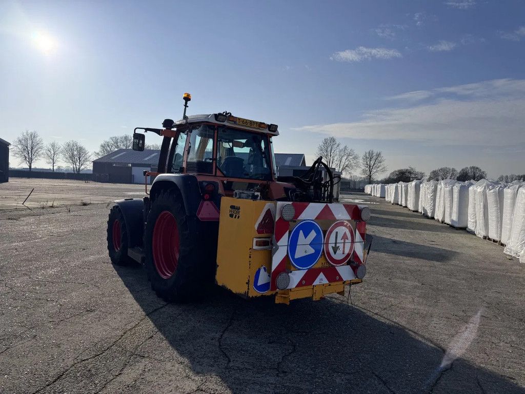 Fendt 412 VARIO met maaiarm HERDER