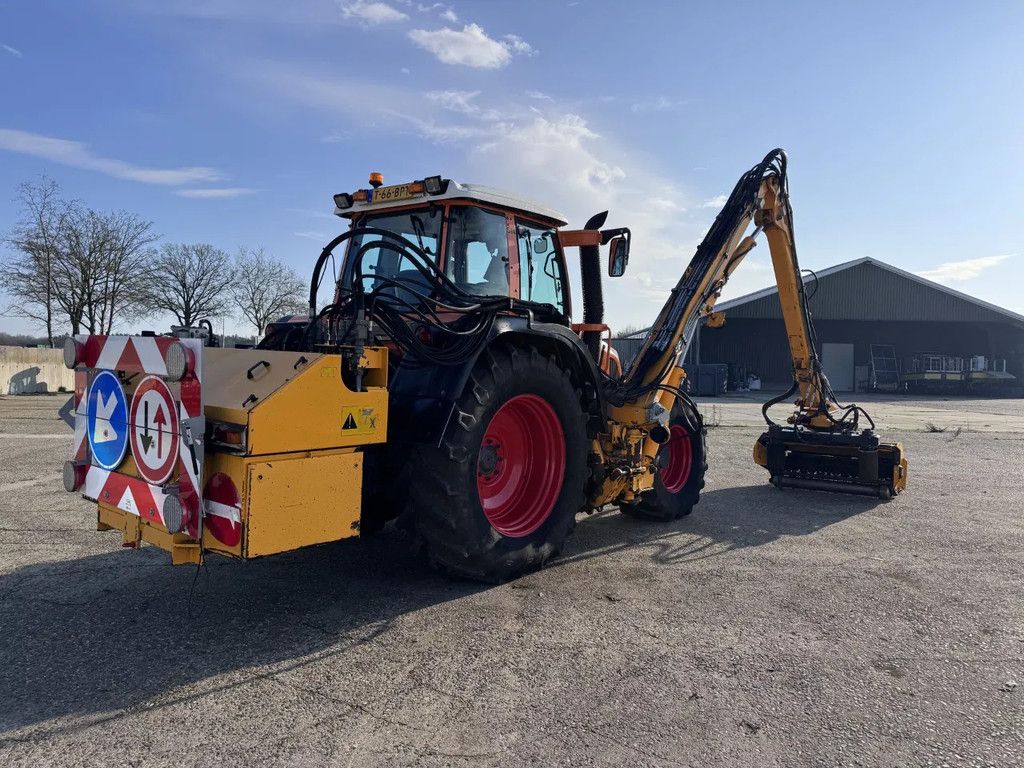 Fendt 412 VARIO met maaiarm HERDER