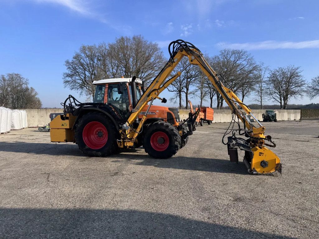 Fendt 412 VARIO met maaiarm HERDER