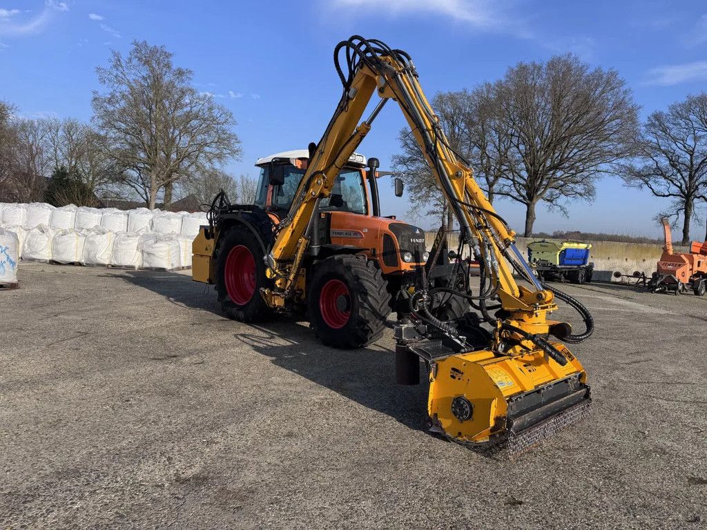 Fendt 412 VARIO met maaiarm HERDER