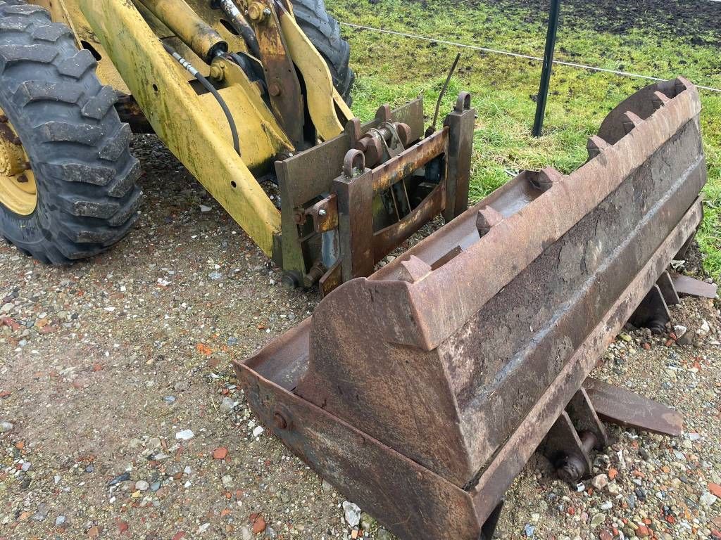 Schaeff 908 loader shovel