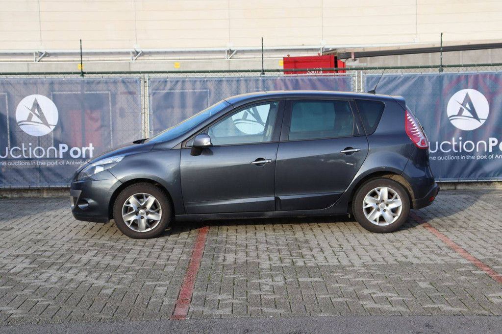 Passenger car Renault Scenic dCi Diesel 130 hp 2012 (Margin)