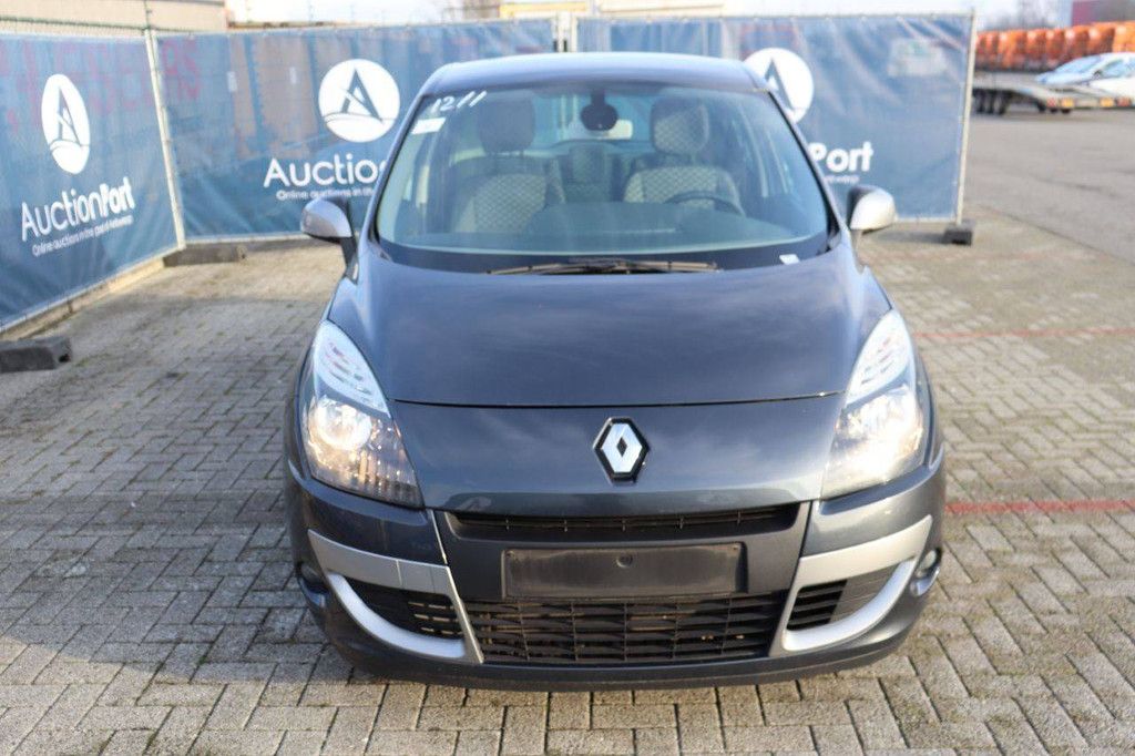 Passenger car Renault Scenic dCi Diesel 130 hp 2012 (Margin)