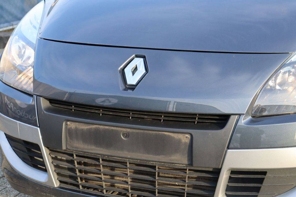 Passenger car Renault Scenic dCi Diesel 130 hp 2012 (Margin)