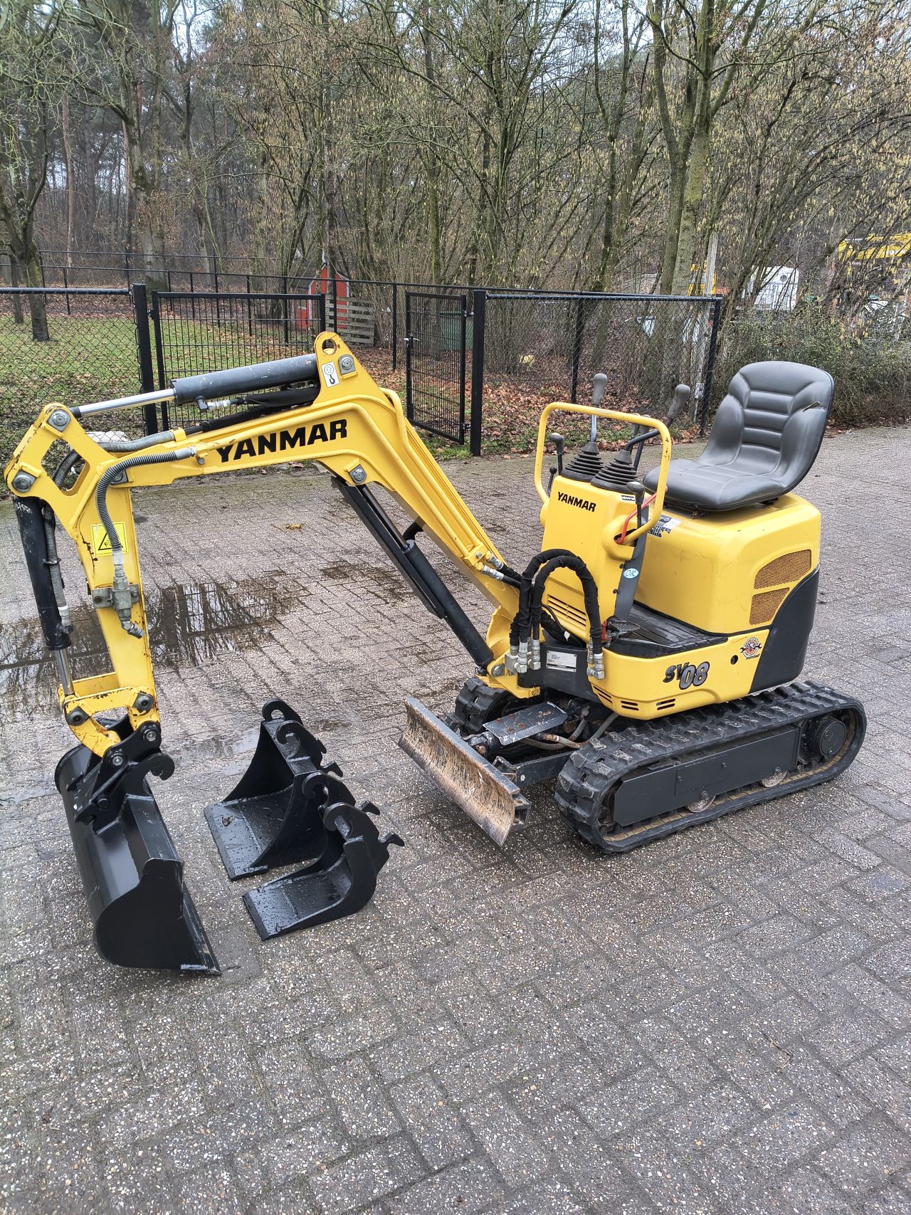 Yanmar sv08 minigraver nieuwstaat 326 uur 3 bakken